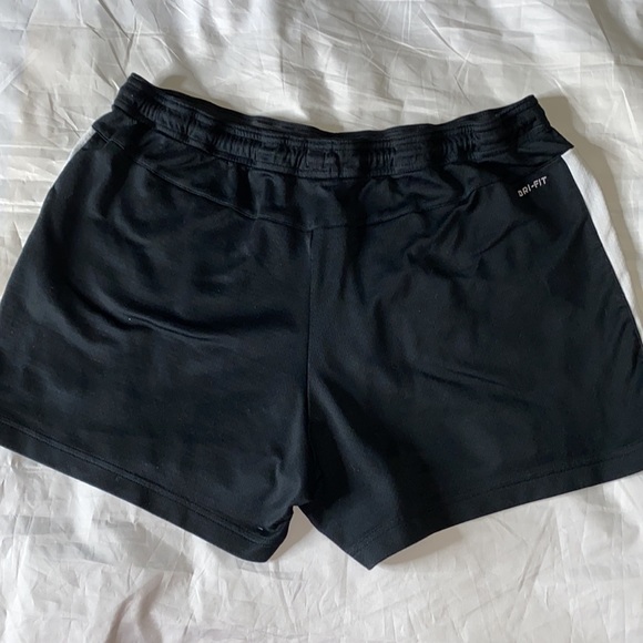 Nike woman’s Dri-Fit size Large jogging shorts - Picture 2 of 4